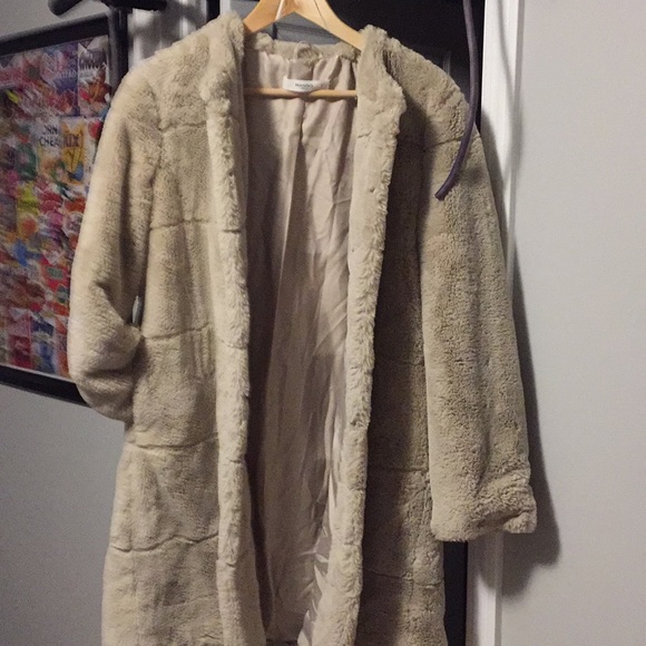 A  Mango NWNT faux fur   beige coat - Picture 2 of 6